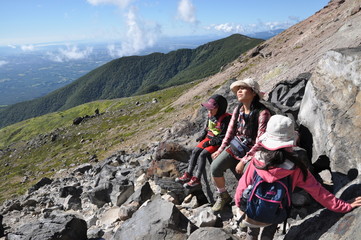 Fototapeta premium 山歩きを楽しむ家族 親子 子ども達 