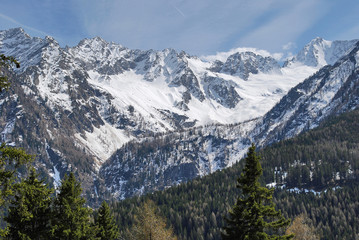 Fototapeta na wymiar Pasmo górskie Presanella w Alpach włoskich