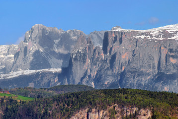 Zachodnie zbocza Dolomitów widziane z dużej odległości