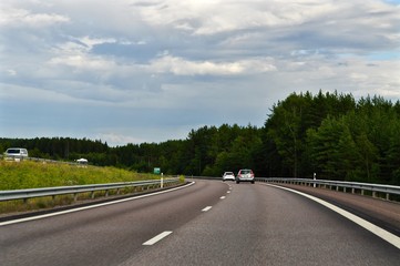 Zweispurige Autostrasse in Schweden