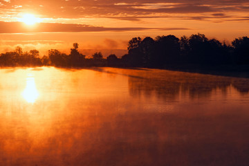 Sonnenaufgang über einem See