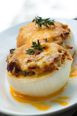 gefüllte weiße Zwiebeln mit Käse überbacken und frischem Thymian auf weißer Platte