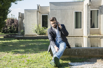 ragazzo serio al telefono