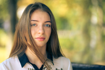 Obraz premium Young smiling teenage girl looking into camera