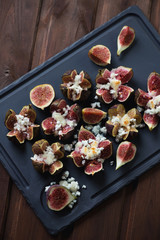Basalt plate with fresh figs baked with cottage cheese and honey
