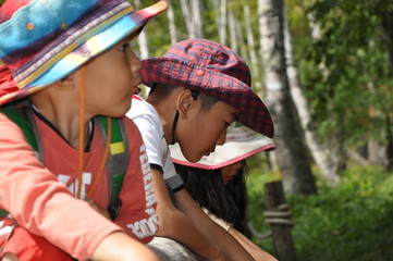 橋の下を覗きこむ子ども達