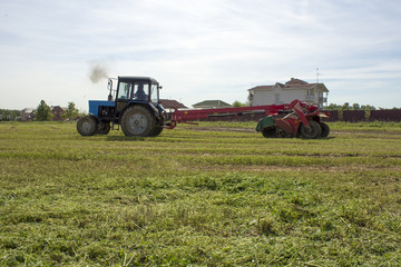 Obraz premium A tractor being used to cut grass