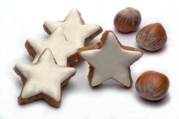 Zimtsterne und Haselnüsse