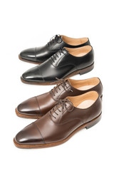 男性用の黒と茶色の革靴