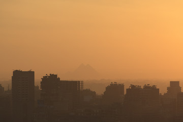 エジプト、カイロの夕焼けとピラミッド