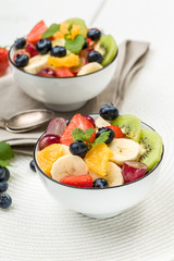 Frischer Obstsalat mit Kiwi,Äpfeln, Banane,Trauben