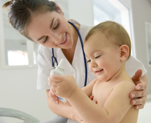 Obraz na płótnie Canvas Baby in doctor's office for medical checkup