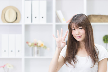 半袖の女性(部屋バック)