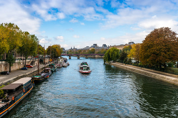 Un bateau mouche entre les quais sur la Seine à Paris, en île de France, France
