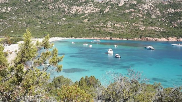Plage aux eaux turquoises