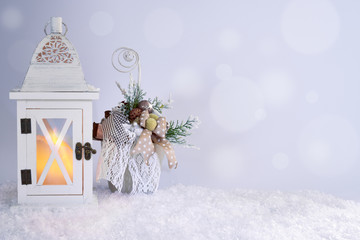 weihnachtliche Deko mit Laterne und Bokeh