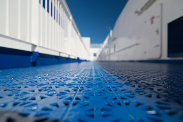 Blaue Bodenplatten eines Schiffsdecks