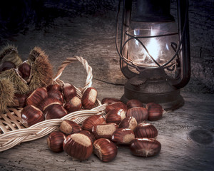 castagne al lume di lanterna a petrolio