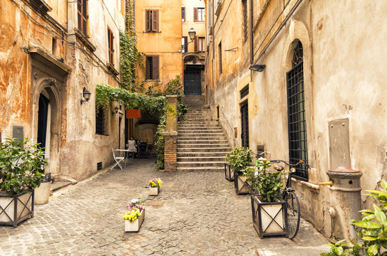 Fototapeta Fototapeta Romantyczna aleja w starej części Rzymu, Włochy XXL