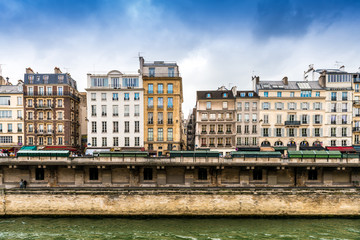 Fototapeta na wymiar Quai Saint-Michel sur la Seine à Paris en île de France, France
