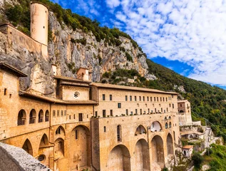 Gordijnen Monastery of St. Benedict near Subiaco, Lazio, Italy © Freesurf