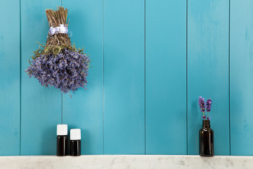 &Auml;therische &Ouml;le aus Lavendel in mediterranen Ampiente