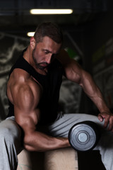Fototapeta na wymiar Training bodybuilder strong man arm workout