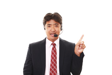 指示する笑顔のオペレーター