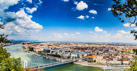 Obraz premium The Danube River runs through Budapest