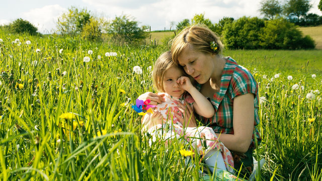 Die Mutter tr&ouml;stet ihre Tochter auf einer Fr&uuml;hlingswiese - Teil 2