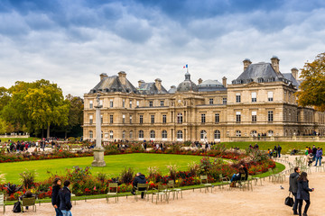 Le Sénat dans le jardin du Luxembourg, Paris - obrazy, fototapety, plakaty