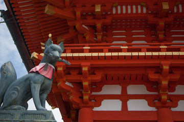 Statue of the fox-like deity Inari near the main hall of the Shinto shrine of Fushimi Inari-taisha, in Kyoto, Honshu Island, Japan