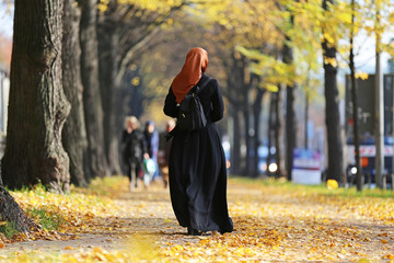 Muslimin im Herbst