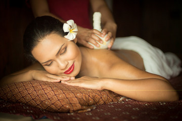 Fototapeta na wymiar massage on woman body in the spa