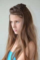 Молодая  девушка на белом фоне с мелким плетением, прическа с длинных волос 