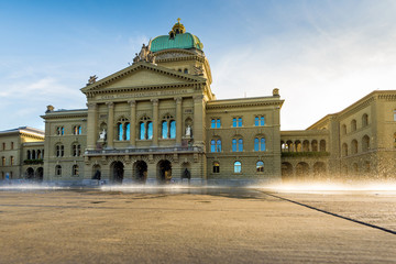 Fototapeta premium Wasserspiel vor dem Bundeshaus, Bern