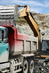 loading of the rock mass/excavator loading of raw materials for the production of bricks