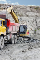 Obraz premium loading of the rock mass/loading rock mass excavators dump