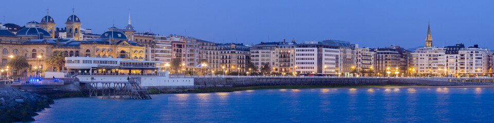 Naklejka premium panoramiczny widok na Donostia - San Sebastian nocą