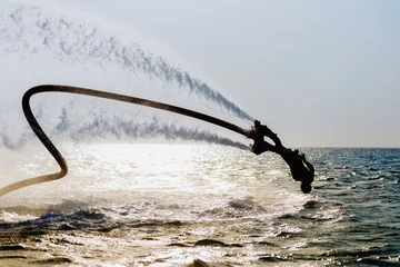 Abwaschbare Fototapete Wasser Motorsport Silhouette eines Flyboard-Fahrers