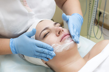 Obraz na płótnie Canvas woman passes treatment mask facial at the beauty salon