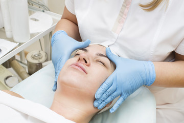 Obraz premium woman passes treatment mask facial at the beauty salon