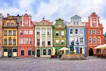 Foto op Plexiglas Kleurrijke renaissancegevels op het centrale marktplein in Poz © Boris Stroujko