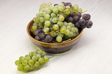 green and burgundy grapes