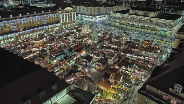 4K Striezelmarkt Dresden - Christmas Market Timelapse Germany - the oldes christmas market in germany.
