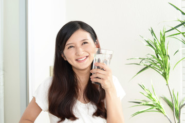 お水を飲み寛ぐ女性