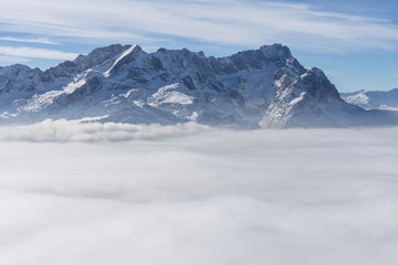 Fototapeta na wymiar Zugspitze mit Nebel