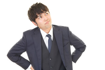 不満そうな表情のビジネスマン