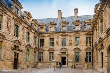 Fototapeta na wymiar Hôtel de Sully dans le Marais à Paris, France