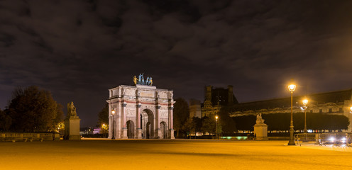 Le Carrousel du Louvre, la nuit à Paris en île de France, France